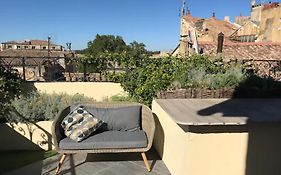 MAGNIFIQUE APPARTEMENT DE CHARME AVEC VUE SUR LE PALAIS DES PAPES À AVIGNON WiFI GRATUIT