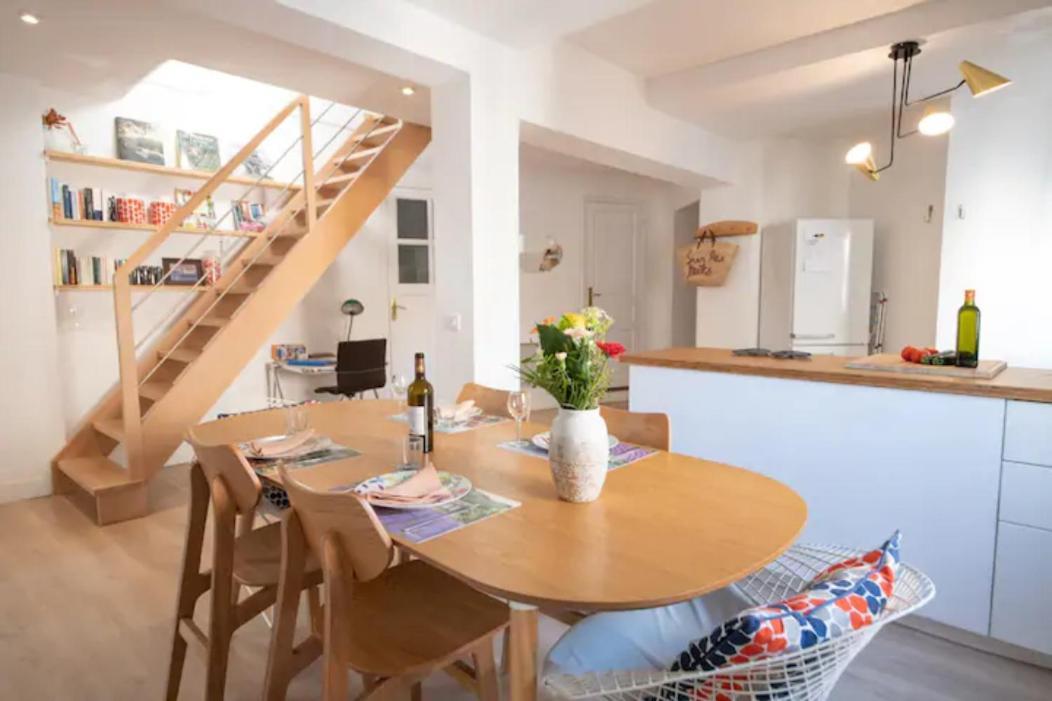 MAGNIFIQUE APPARTEMENT DE CHARME AVEC VUE SUR LE PALAIS DES PAPES À AVIGNON WiFI GRATUIT Extérieur photo