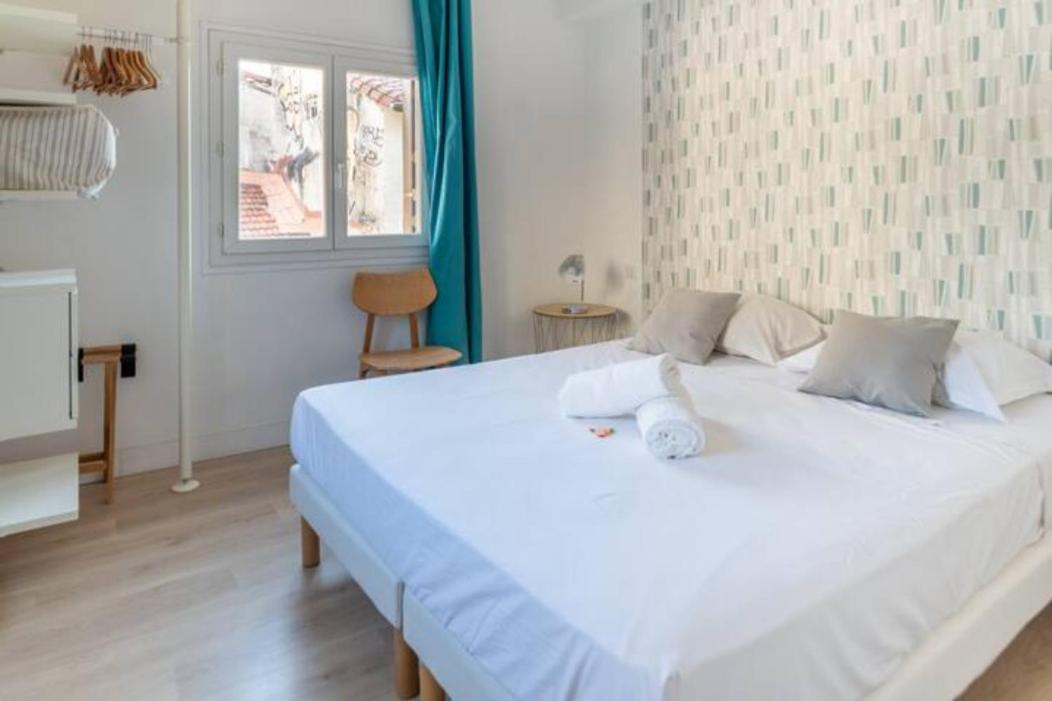 MAGNIFIQUE APPARTEMENT DE CHARME AVEC VUE SUR LE PALAIS DES PAPES À AVIGNON WiFI GRATUIT Extérieur photo