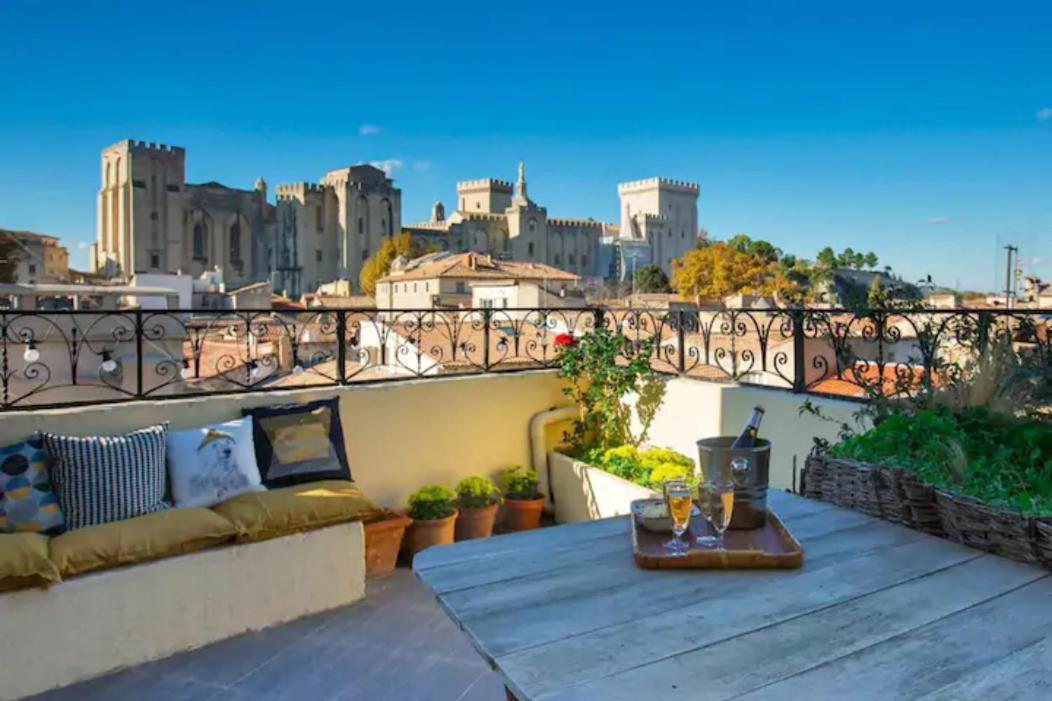 MAGNIFIQUE APPARTEMENT DE CHARME AVEC VUE SUR LE PALAIS DES PAPES À AVIGNON WiFI GRATUIT Extérieur photo