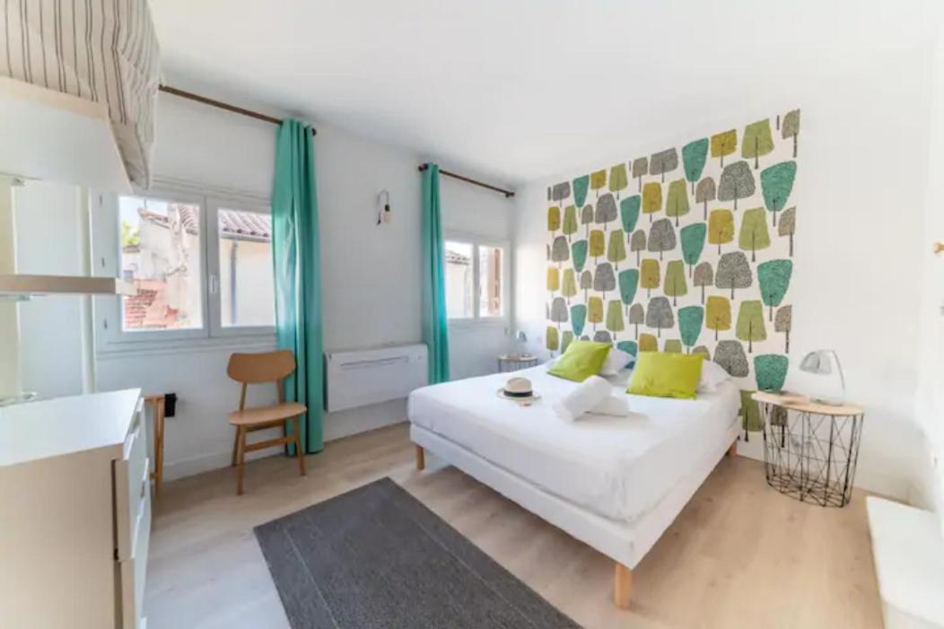 MAGNIFIQUE APPARTEMENT DE CHARME AVEC VUE SUR LE PALAIS DES PAPES À AVIGNON WiFI GRATUIT Extérieur photo