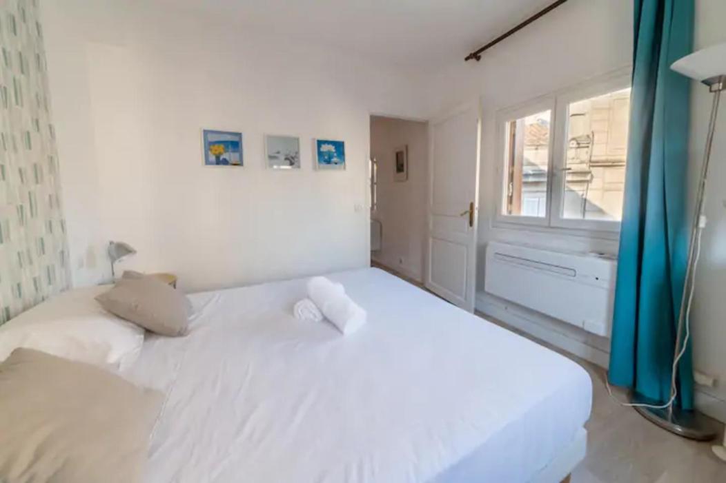 MAGNIFIQUE APPARTEMENT DE CHARME AVEC VUE SUR LE PALAIS DES PAPES À AVIGNON WiFI GRATUIT Extérieur photo